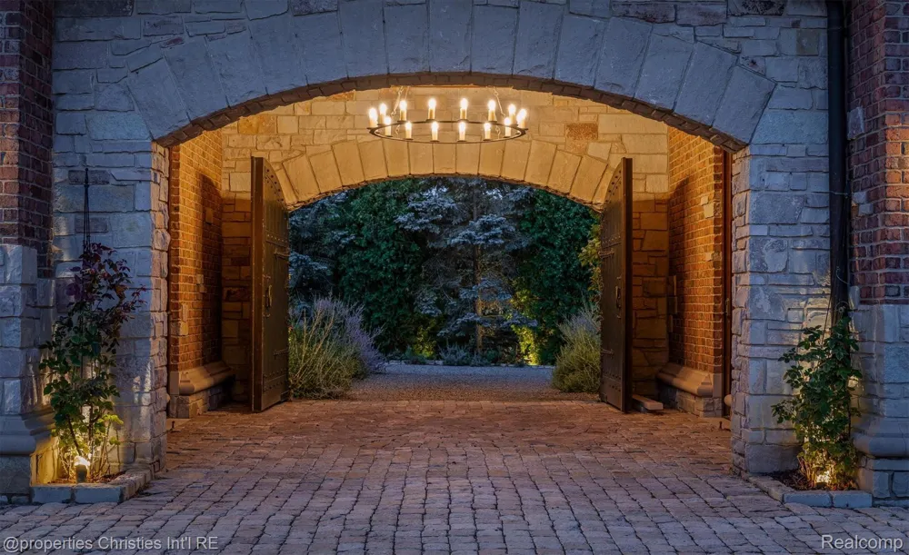 2756 Turtle Bluff Drive Bloomfield Charter Township, MI 48302