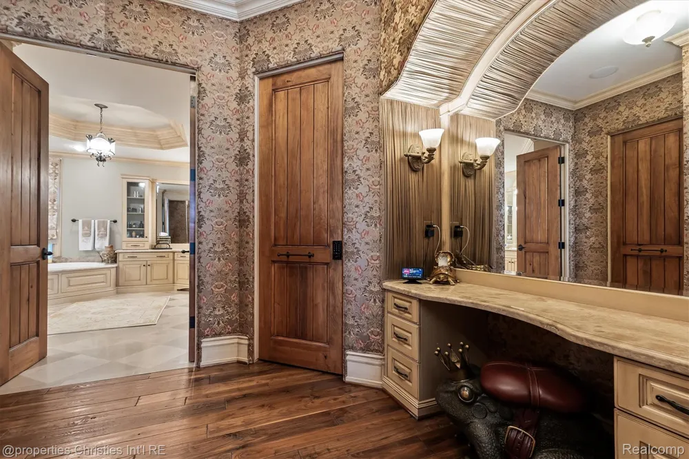 2756 Turtle Bluff Drive Bloomfield Charter Township, MI 48302