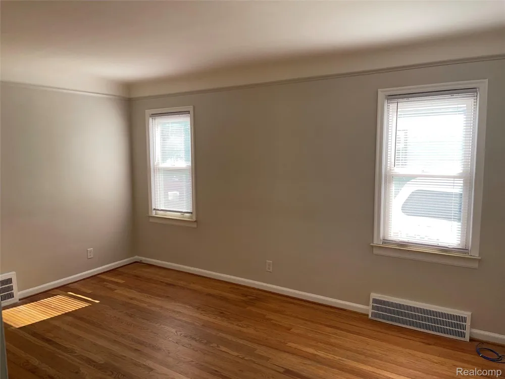 940 Saint Johns Boulevard Lincoln Park City, MI 48146