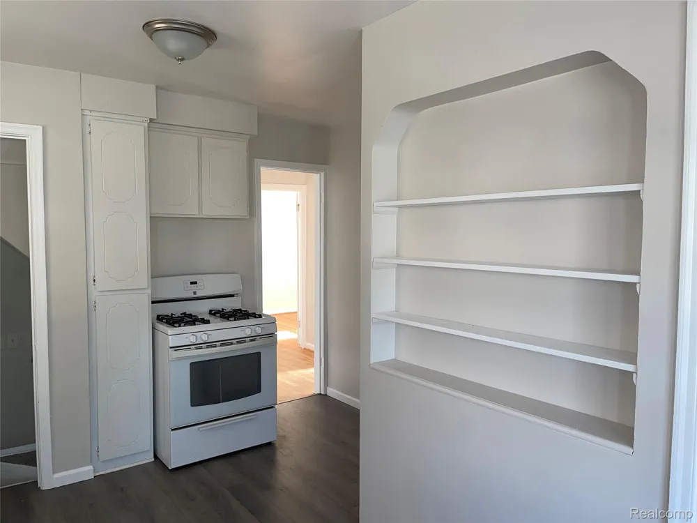 940 Saint Johns Boulevard Lincoln Park City, MI 48146