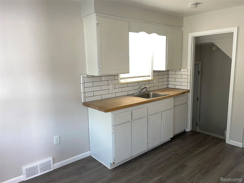 940 Saint Johns Boulevard Lincoln Park City, MI 48146