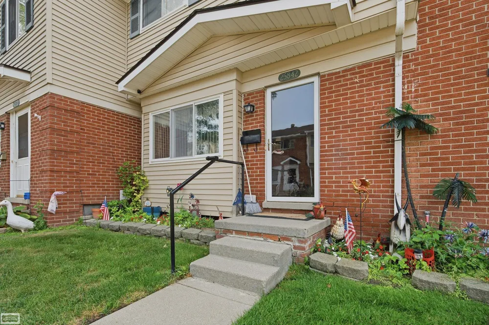 25842 Jeanette Court Street Roseville City, MI 48066