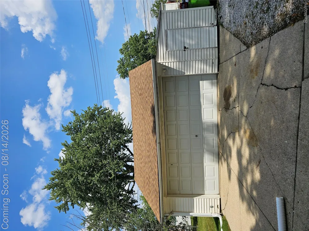 28510 Hillview Street Roseville City, MI 48066