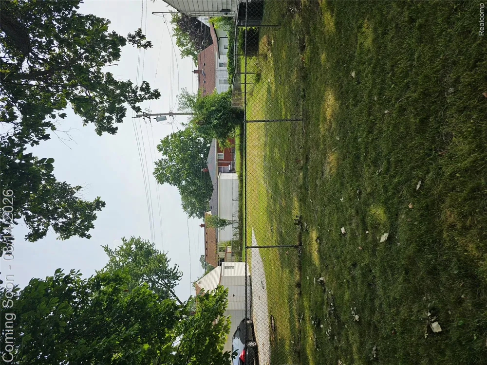 28510 Hillview Street Roseville City, MI 48066