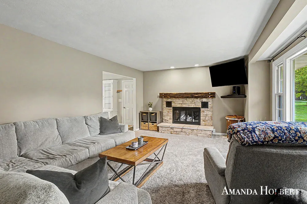 4635 12 Mile Road NE Rockford, MI 49341