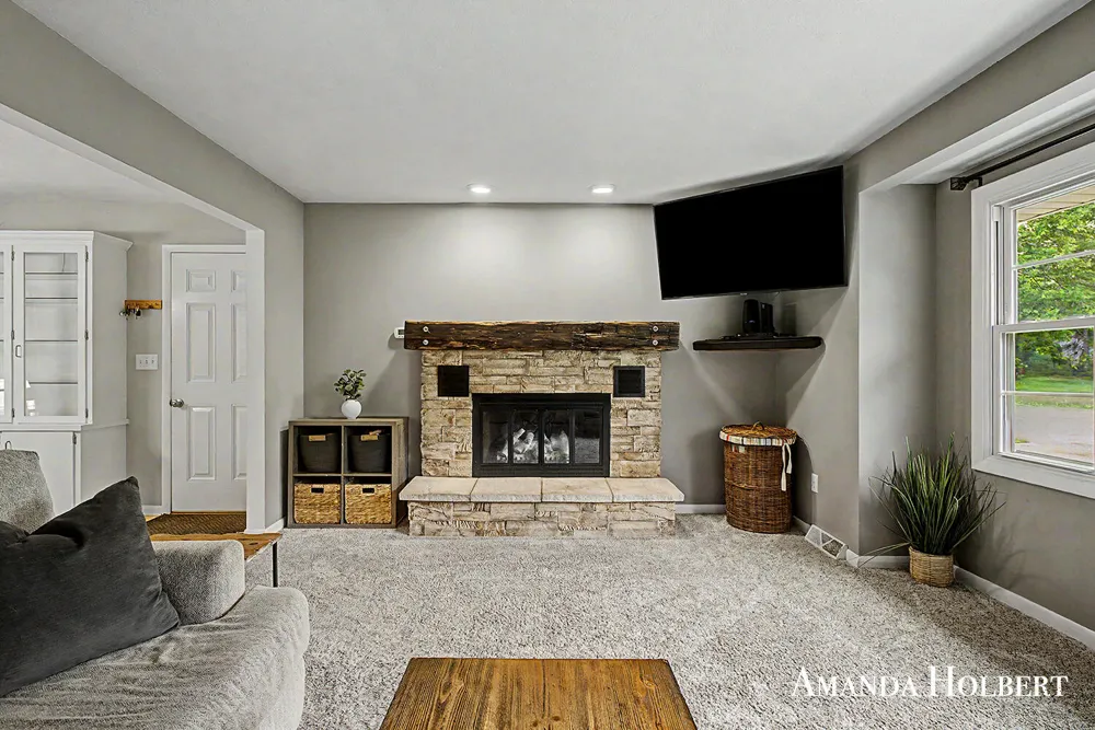 4635 12 Mile Road NE Rockford, MI 49341