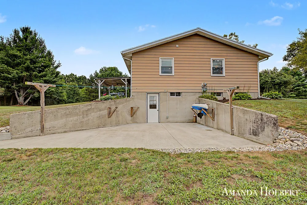 4635 12 Mile Road NE Rockford, MI 49341
