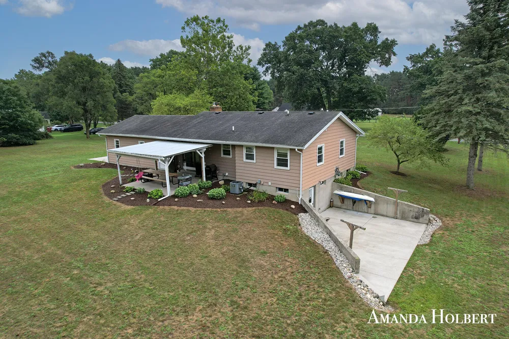 4635 12 Mile Road NE Rockford, MI 49341