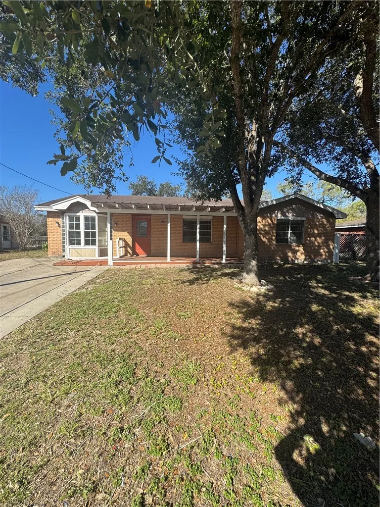 904 W Walton Street Beeville, TX 78102