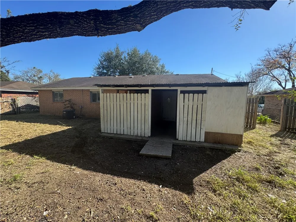 904 W Walton Street Beeville, TX 78102