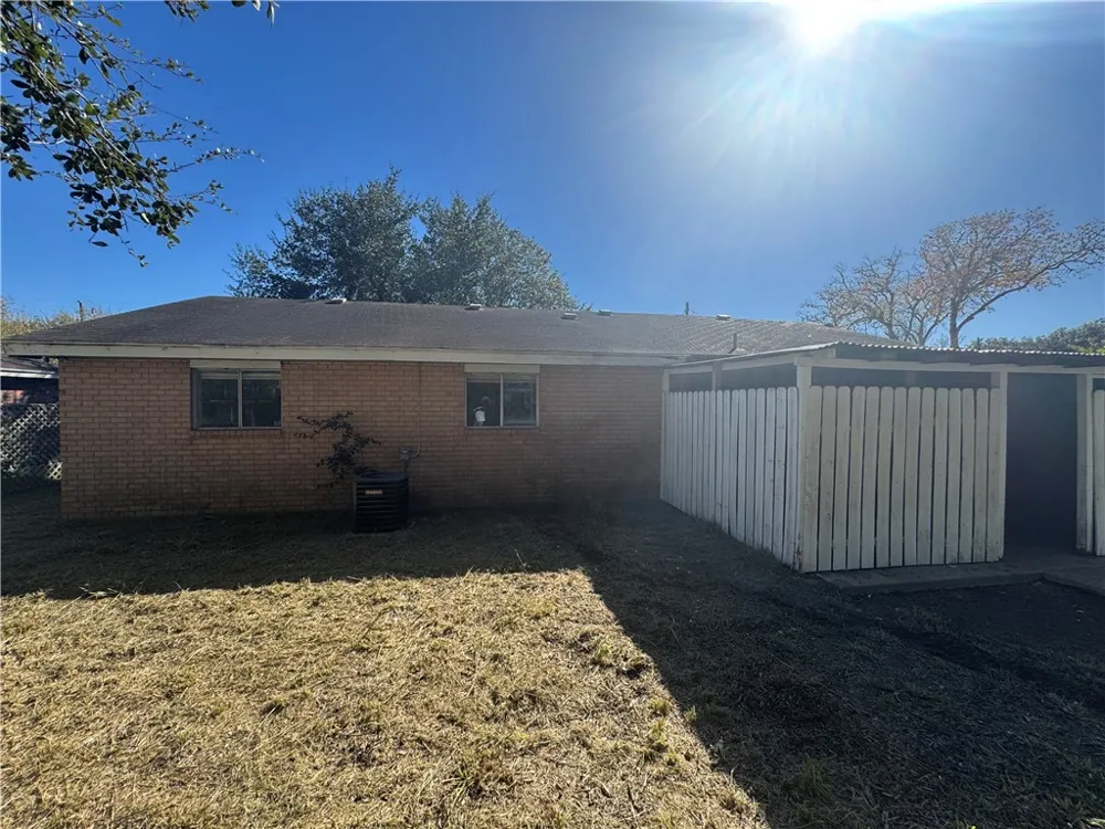 904 W Walton Street Beeville, TX 78102
