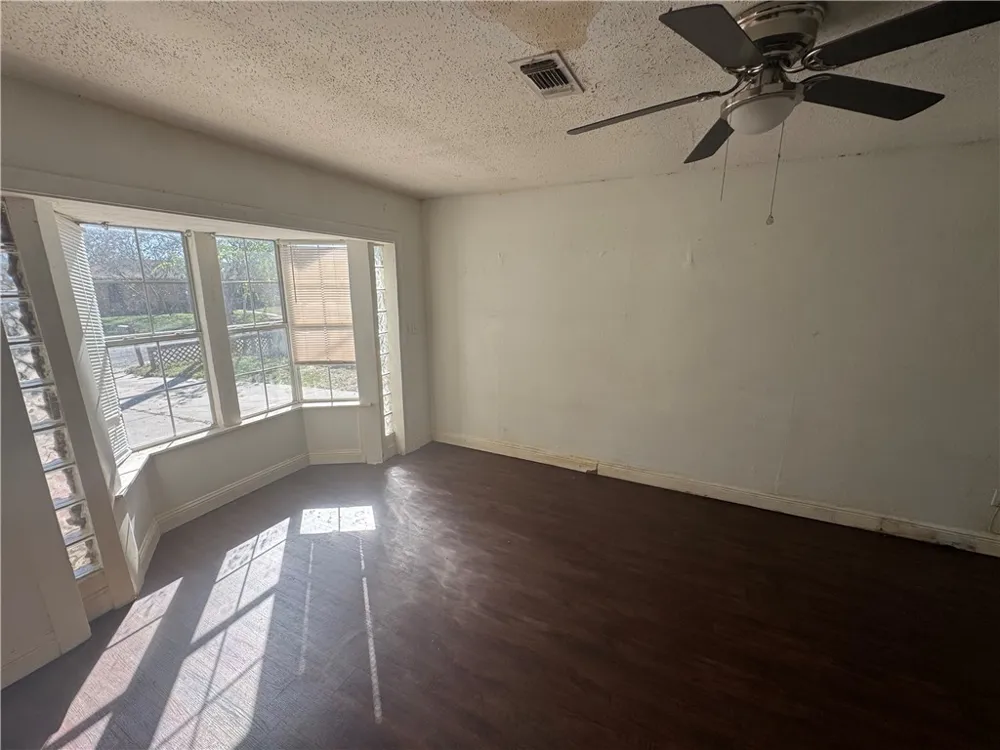 904 W Walton Street Beeville, TX 78102