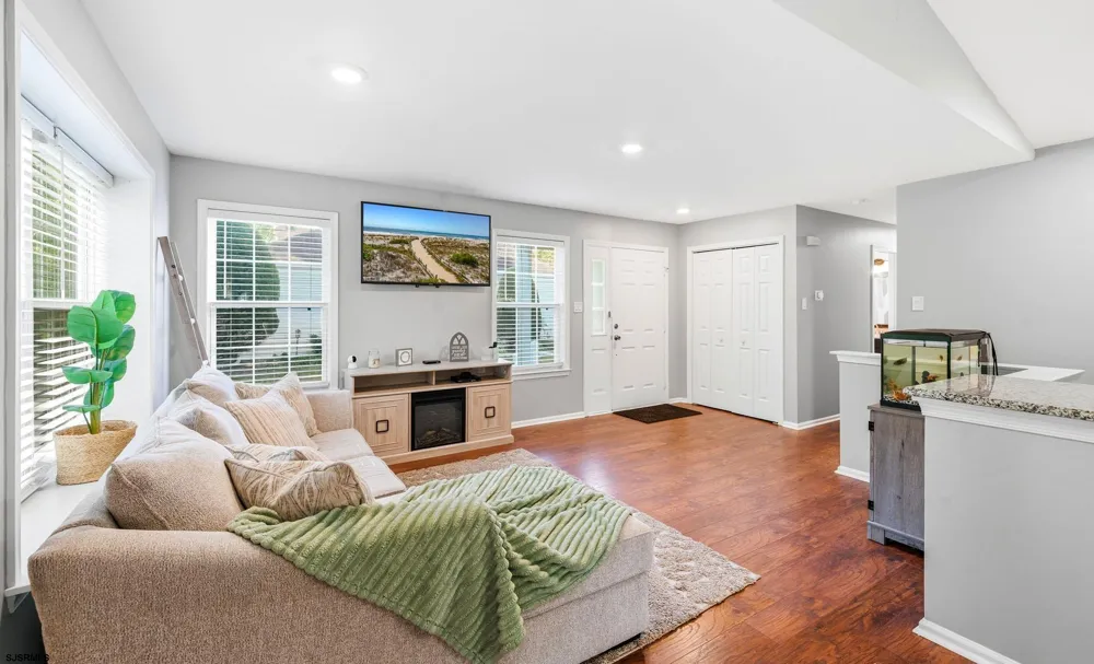 4760 Andorea Dr Mays Landing, NJ 08330