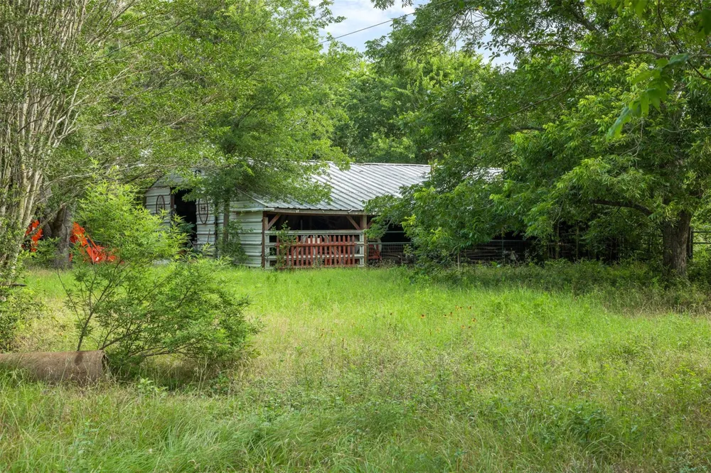 305 County Road 108 Caldwell, TX 77836