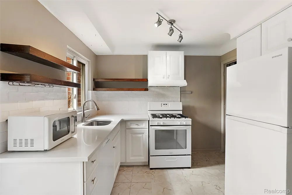 1940 Planavon Street Ferndale City, MI 48220