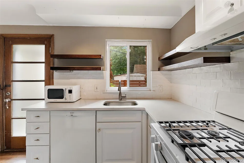 1940 Planavon Street Ferndale City, MI 48220