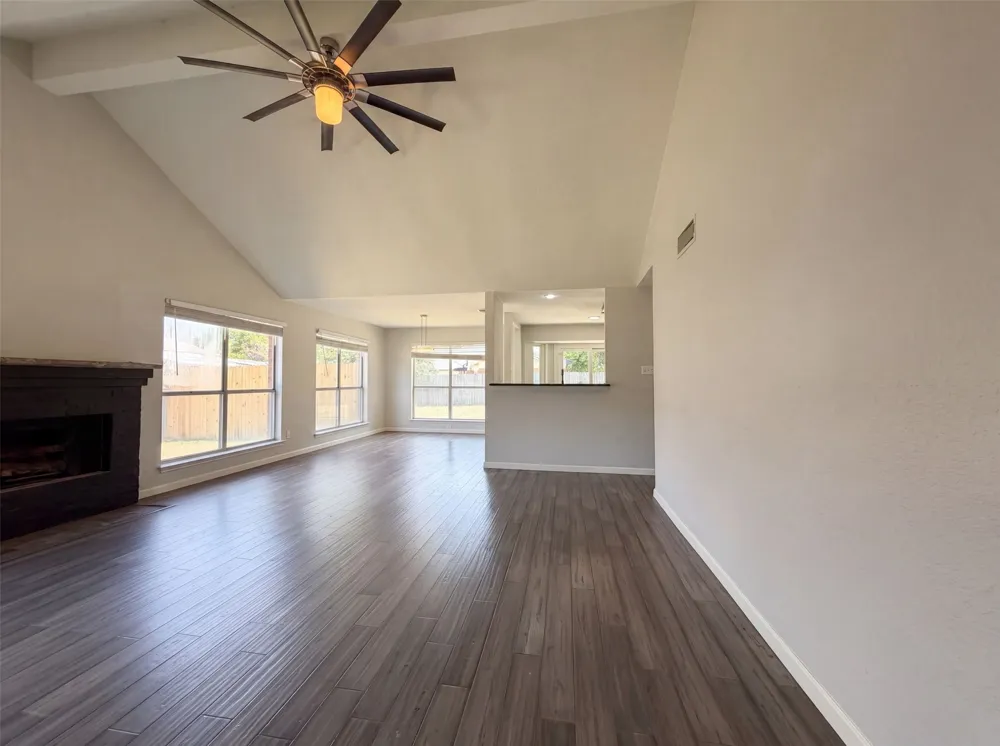 2831 Red Oak Drive Grand Prairie, TX 75052