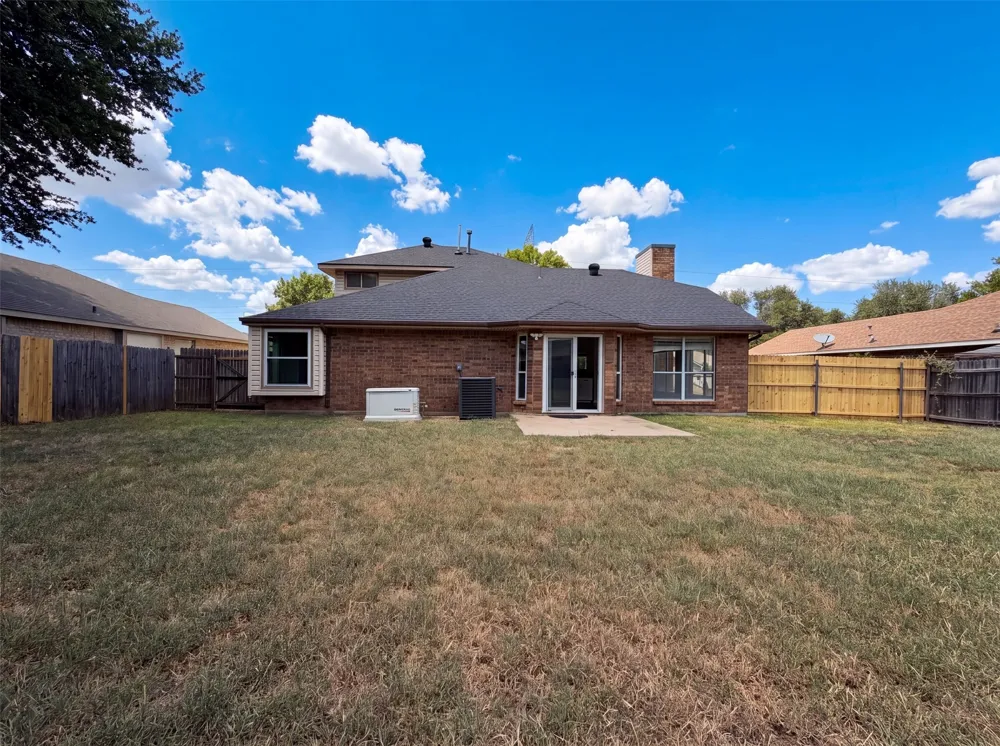 2831 Red Oak Drive Grand Prairie, TX 75052