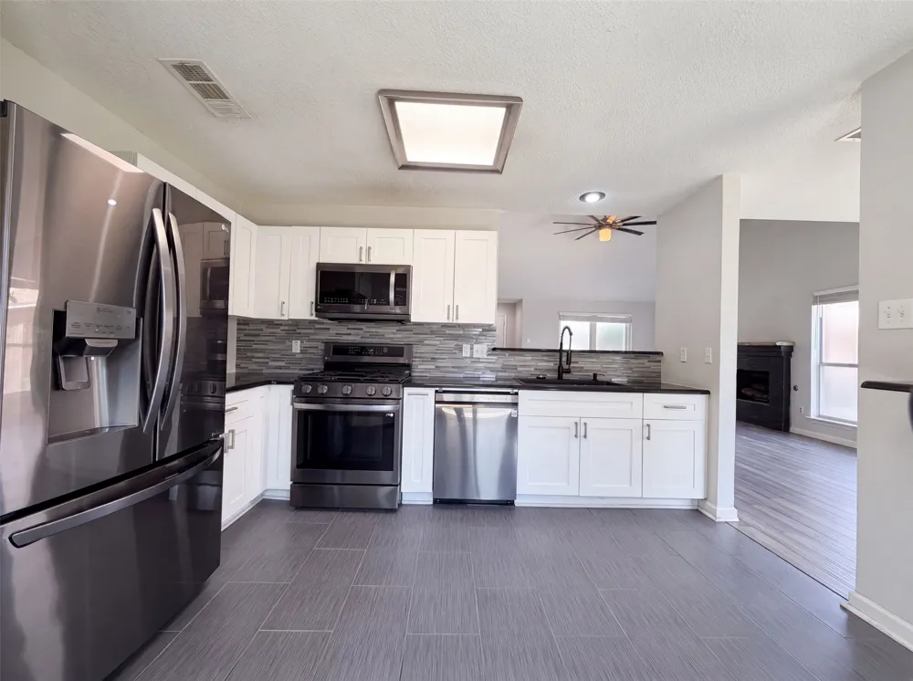 2831 Red Oak Drive Grand Prairie, TX 75052