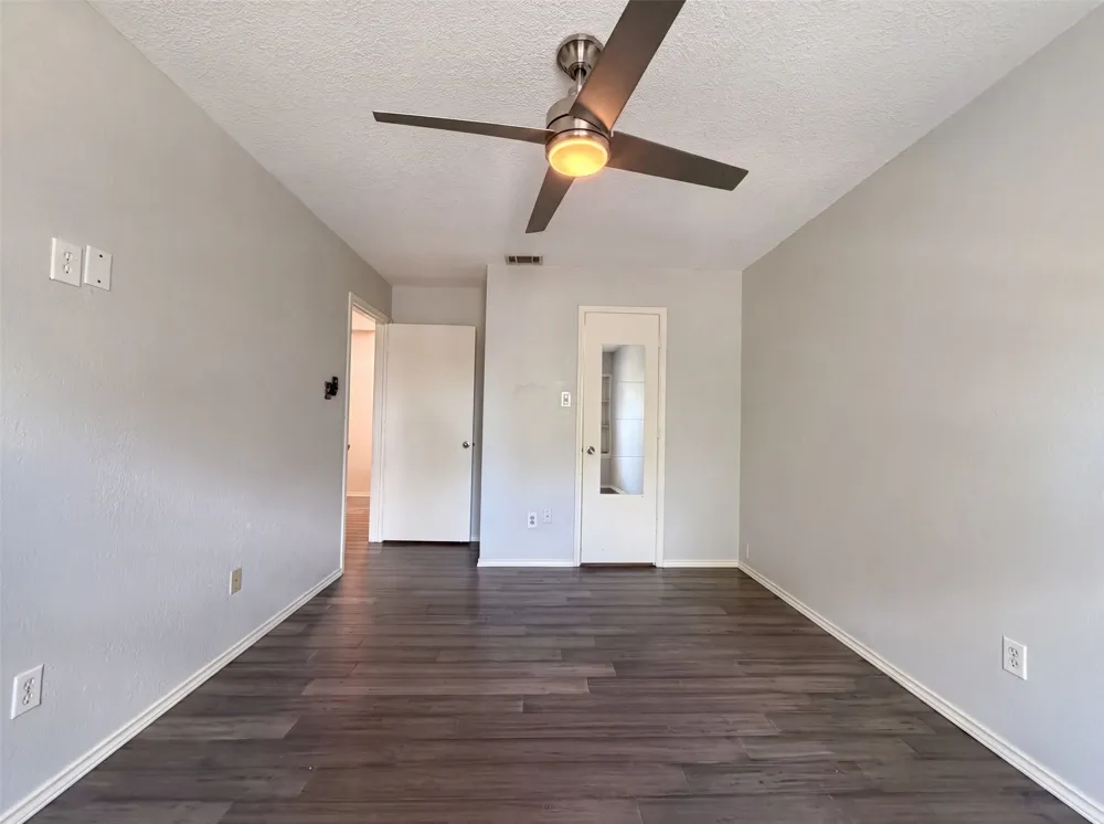 2831 Red Oak Drive Grand Prairie, TX 75052