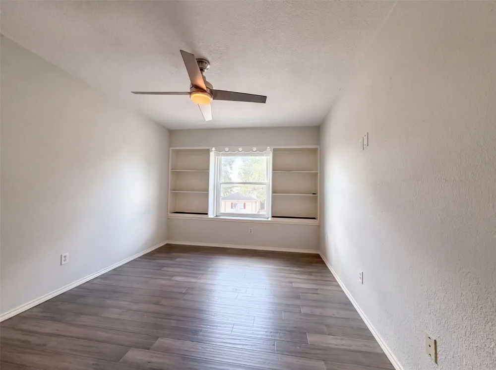 2831 Red Oak Drive Grand Prairie, TX 75052