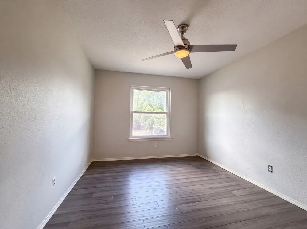 2831 Red Oak Drive Grand Prairie, TX 75052