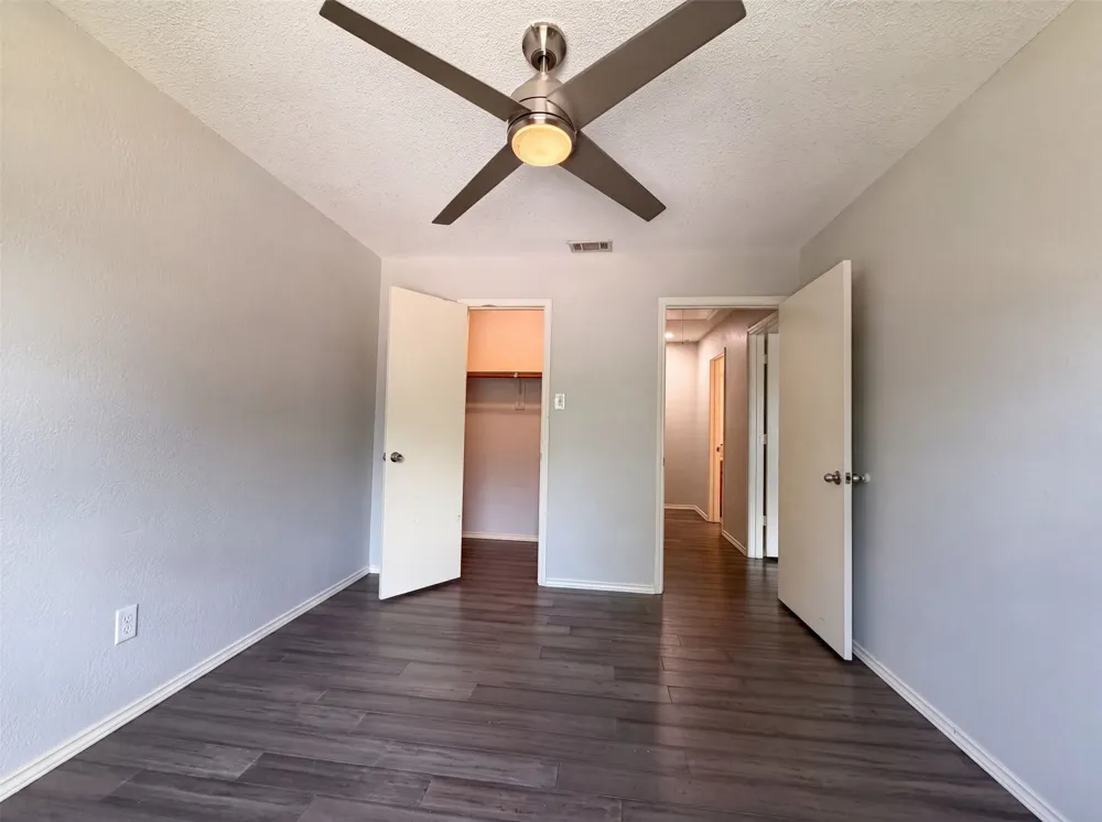 2831 Red Oak Drive Grand Prairie, TX 75052