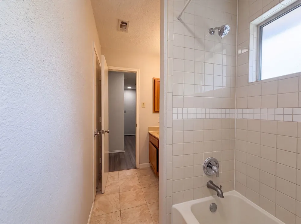 2831 Red Oak Drive Grand Prairie, TX 75052