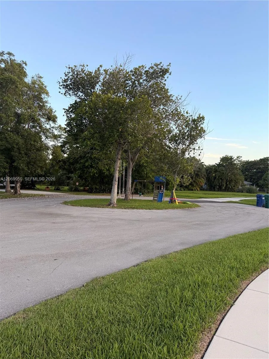 18608 SW 93rd Pl Cutler Bay, FL 33157