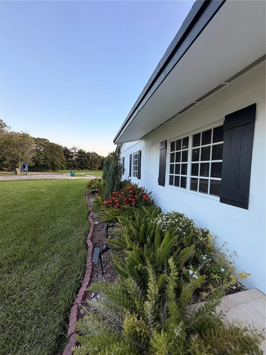 18608 SW 93rd Pl Cutler Bay, FL 33157