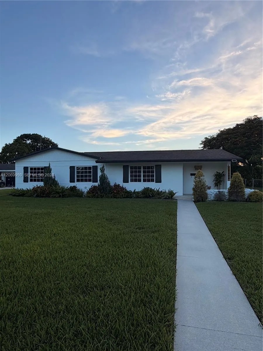 18608 SW 93rd Pl Cutler Bay, FL 33157