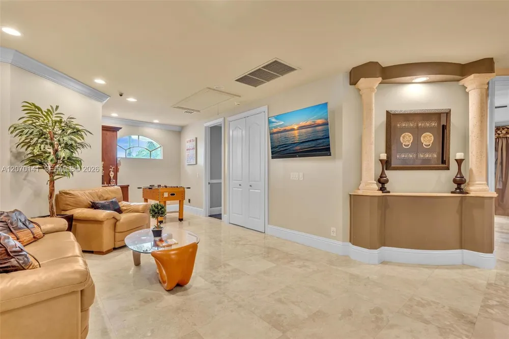 3828 Pine Lake Dr Weston, FL 33332