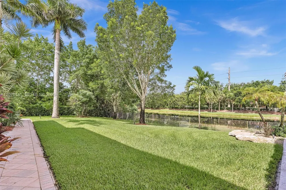 3828 Pine Lake Dr Weston, FL 33332