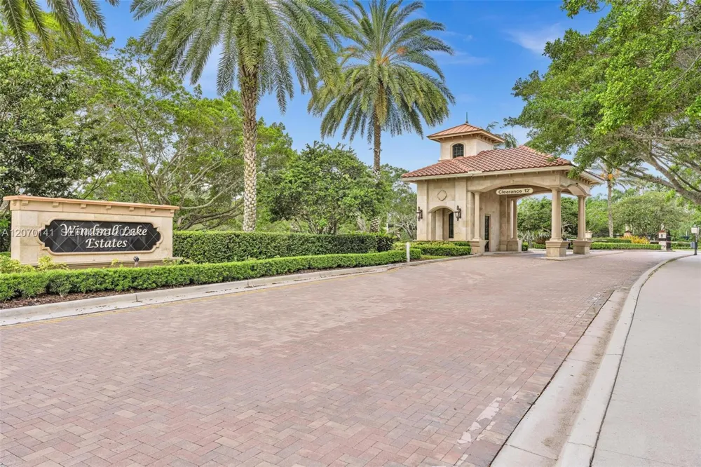 3828 Pine Lake Dr Weston, FL 33332