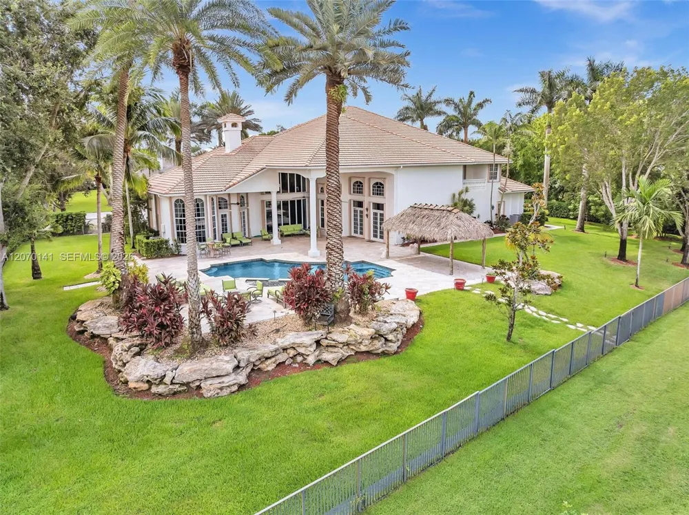 3828 Pine Lake Dr Weston, FL 33332