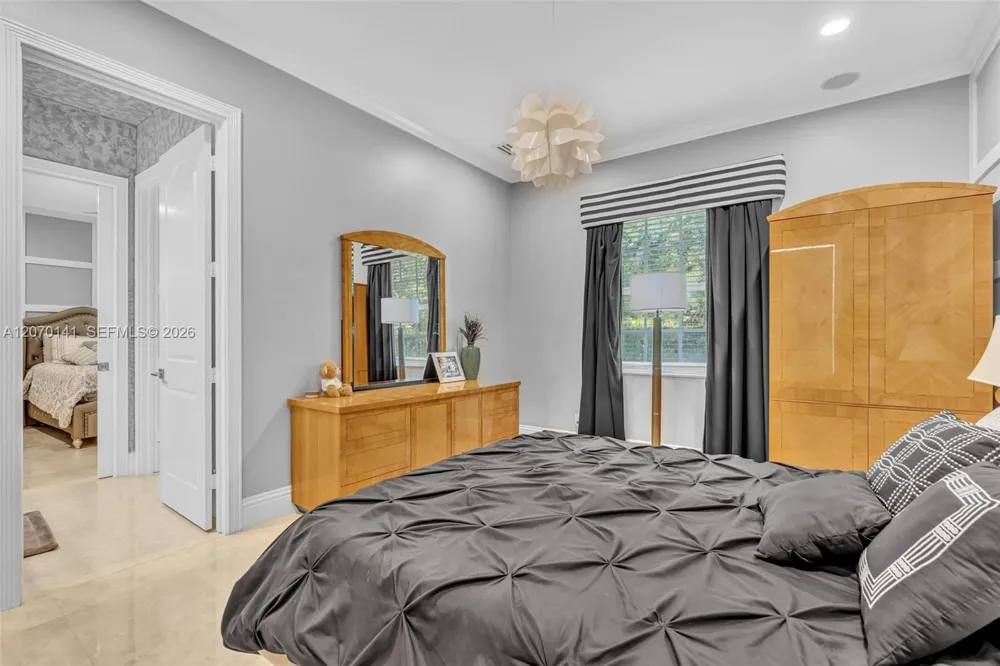 3828 Pine Lake Dr Weston, FL 33332