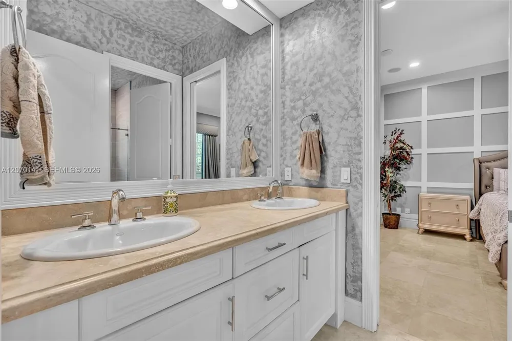 3828 Pine Lake Dr Weston, FL 33332