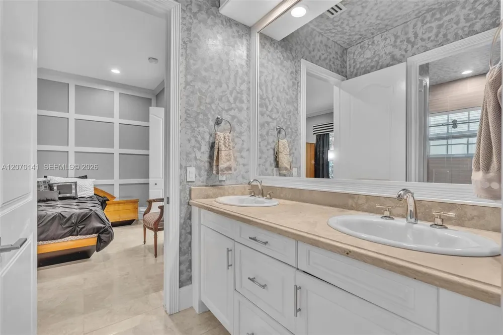 3828 Pine Lake Dr Weston, FL 33332