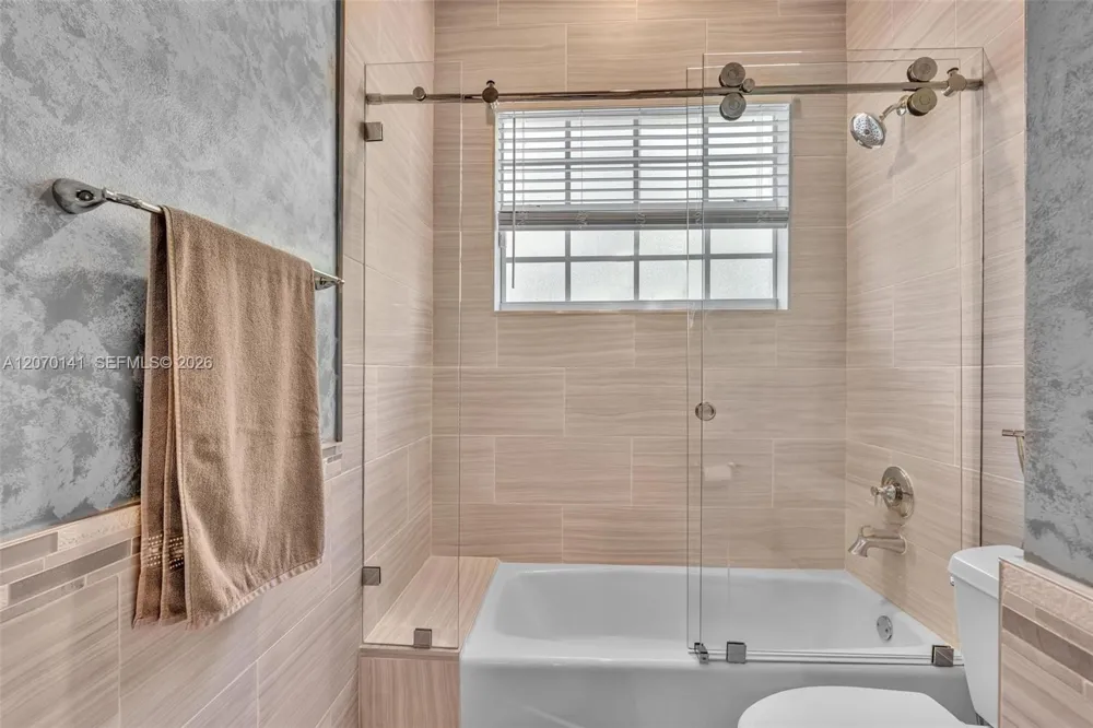 3828 Pine Lake Dr Weston, FL 33332