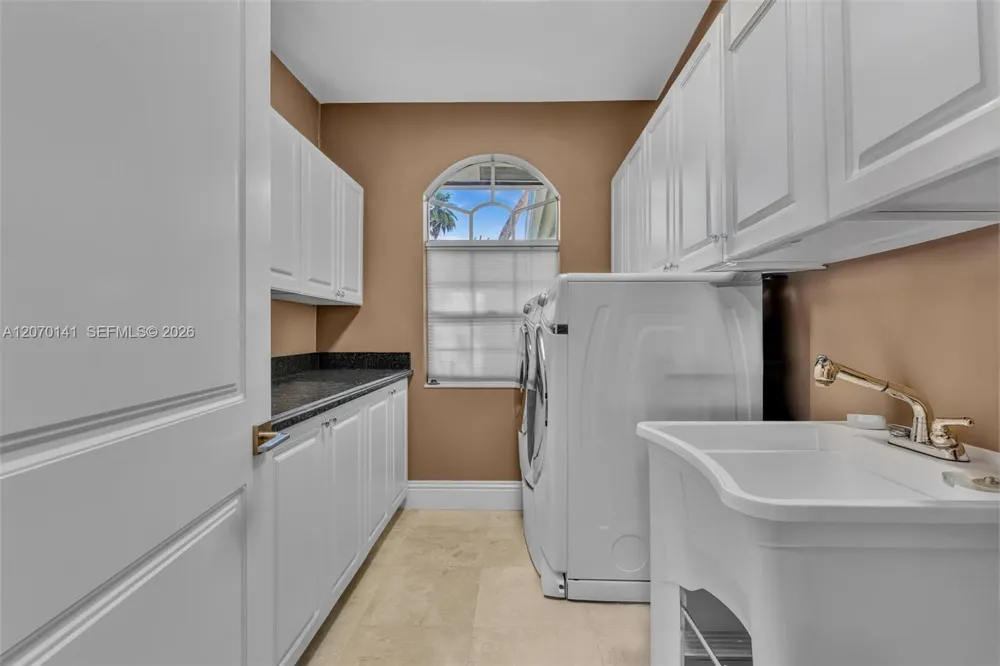 3828 Pine Lake Dr Weston, FL 33332