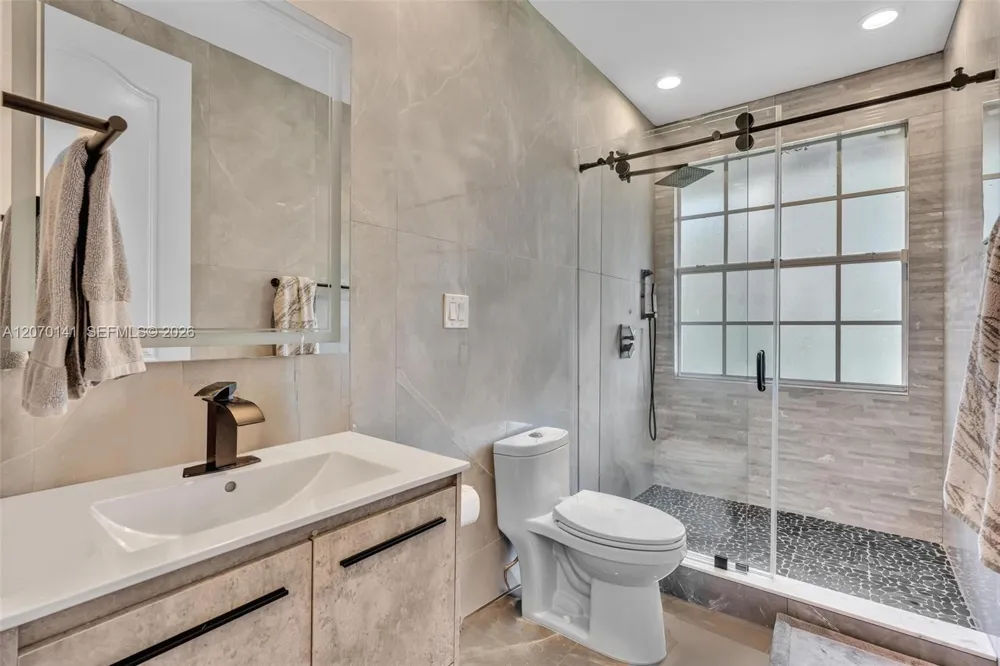 3828 Pine Lake Dr Weston, FL 33332