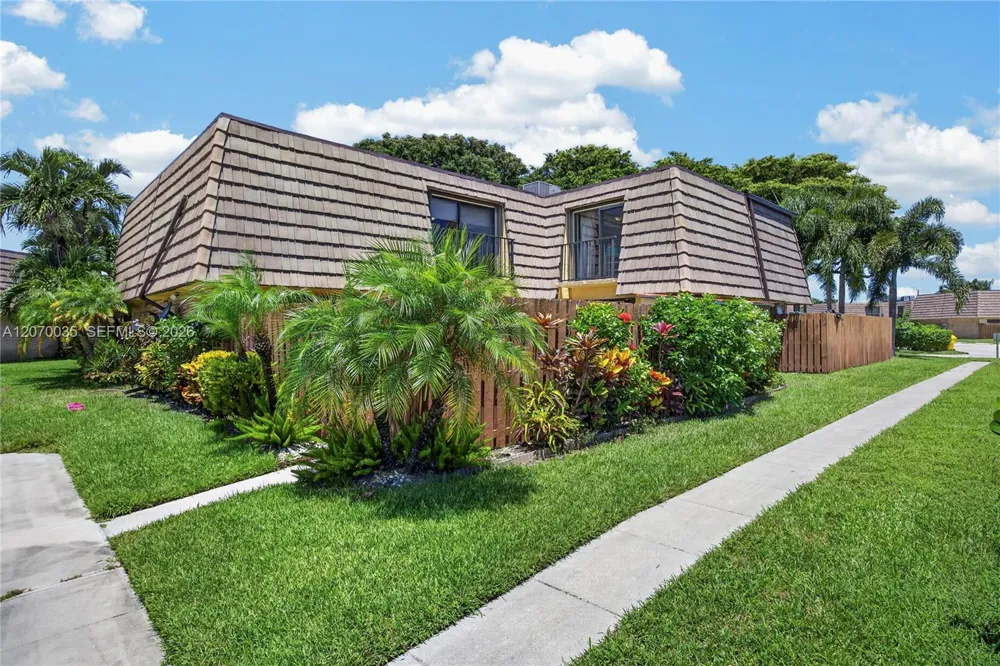 953 Springdale Cir Palm Springs, FL 33461