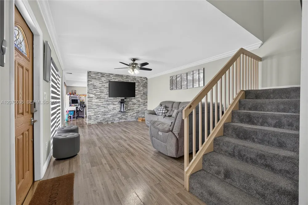 953 Springdale Cir Palm Springs, FL 33461