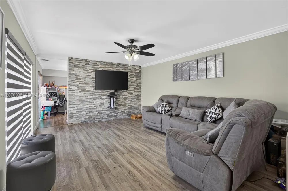 953 Springdale Cir Palm Springs, FL 33461