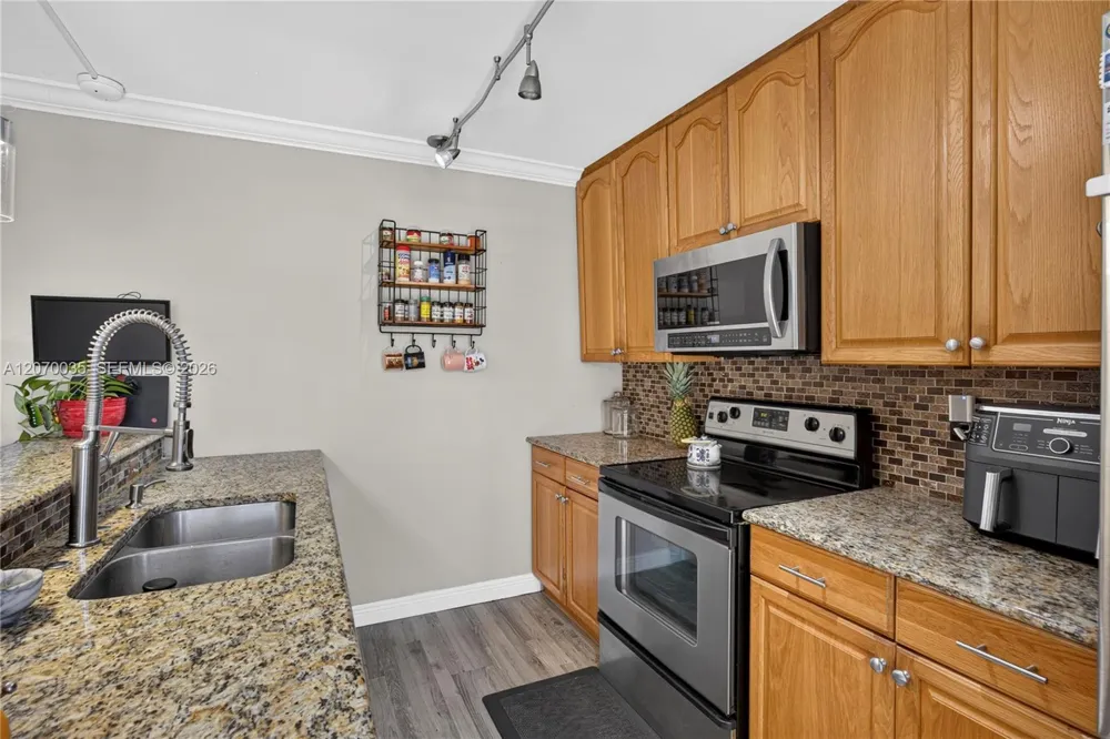 953 Springdale Cir Palm Springs, FL 33461