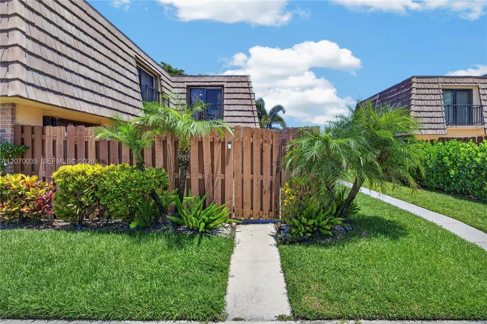953 Springdale Cir Palm Springs, FL 33461