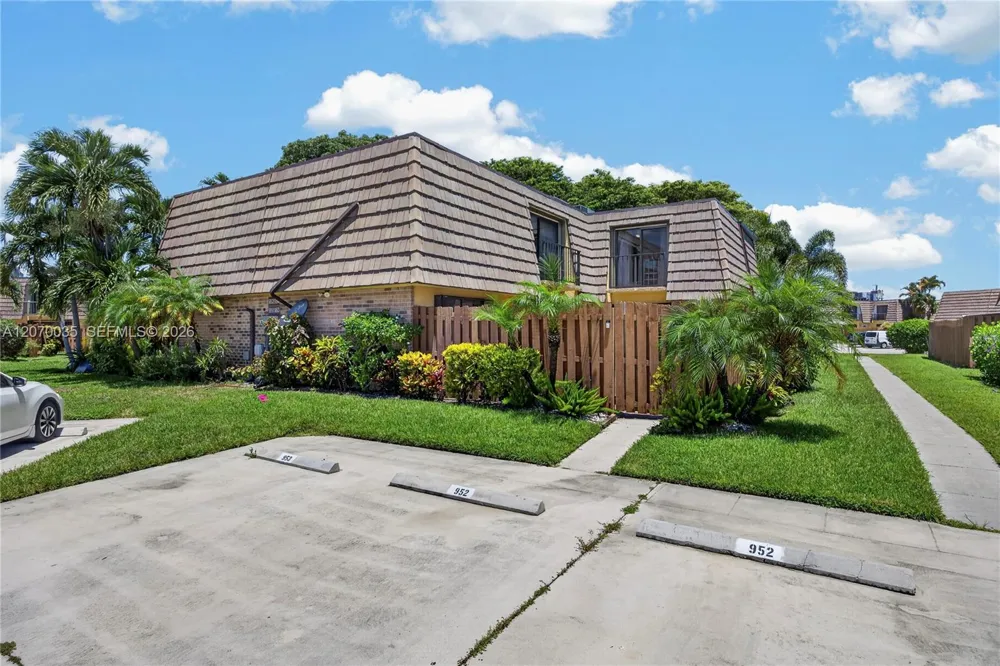 953 Springdale Cir Palm Springs, FL 33461