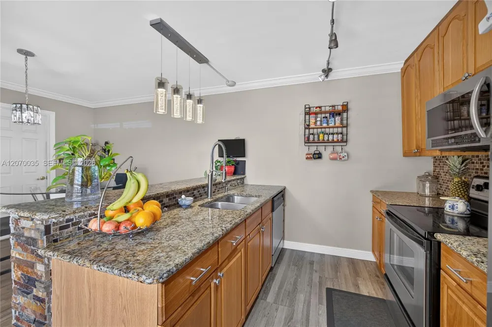 953 Springdale Cir Palm Springs, FL 33461