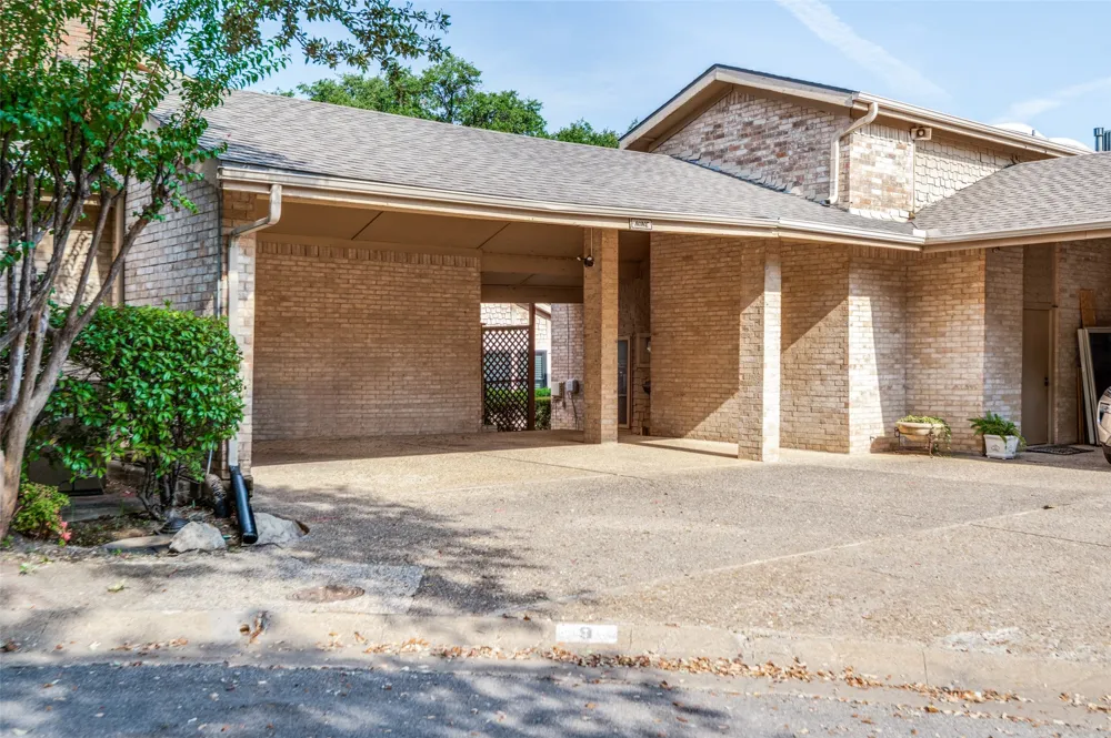 9 Country Lake Drive Carrollton, TX 75006