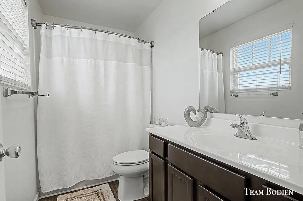 402 Oak Hill Court Middleville, MI 49333
